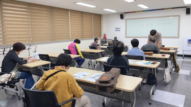 경주시노인종합복지관에서 27일 어르신들이 교육강좌를 듣고 있다