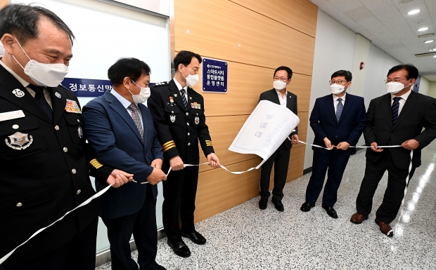 박남춘 인천광역시장이 지난 9월 30일 시청 IDC센터 인천광역시 스마트시티 통합플랫폼 운영센터에서 현판을 제막하고 있다.