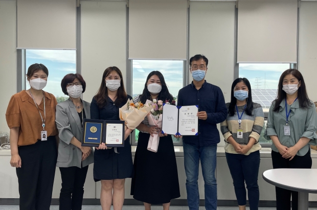 자살예방 유공 표창에서 부천시자살예방센터 변지영 팀장은 경기도지사 표창              을, 부천시자살예방센터 김다영 팀원은 부천시장 표창을 각각 수상했다.