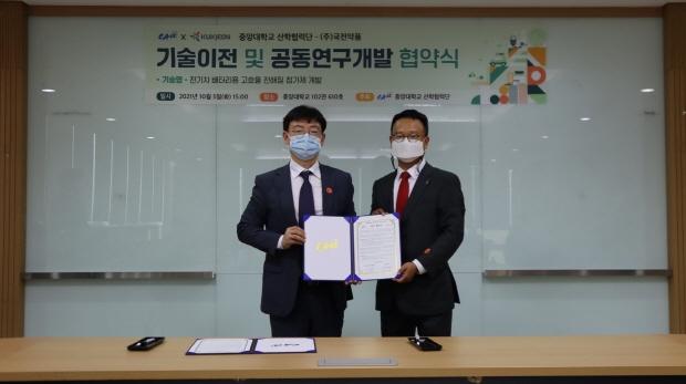 사진자료: 국전약품 홍종호 대표이사(우)와 중앙대학교 산학협력단 고종혁 단장(좌)