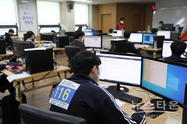 ▲ 5일 대전에 위치한 한국산업인력공단 대전지역본부에서 진행중인 ‘제 56회 전국기능경기대회’ 클라우드 컴퓨팅 직종 경기에 참가한 선수들이 과제를 수행하고 있다.(사진 : 삼성전자)
