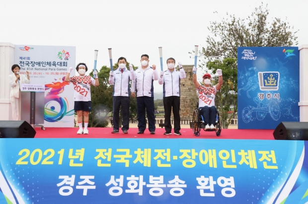 주낙영 경주시장과 서호대 경주시의장이 6일 첨성대 앞 광장에서 성화봉송 환영행사를 마친 후 주자들과 기념촬영을 하고 있다.