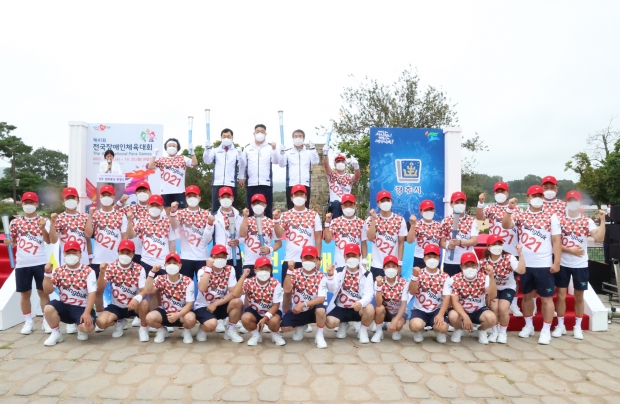 주낙영 경주시장과 서호대 경주시의장이 6일 첨성대 앞 광장에서 성화봉송 환영행사를 마친 후 주자들과 기념촬영을 하고 있다.