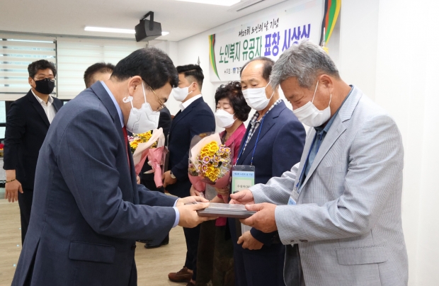 주낙영 경주시장이 6일 제25회 노인의 날 노인복지 유공자 표창 시상식에서 어르신들께 표창을 전달하고 기념촬영을 하고 있다