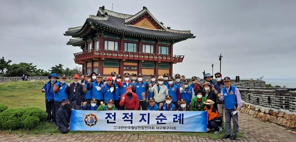 ▲ 백령도 심청각 앞에서 참가자들이 기념사진을 찍고 있는 모습이다.