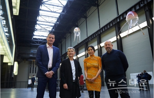 사진 : (왼쪽부터) 현대자동차 고객경험본부장 토마스 쉬미에라 부사장, 테이트 모던 관장 프란시스 모리스, 현대 커미션 작가 아니카 이, 테이트 모던 전시·프로그램 총괄 아킴 보르하르트흄이 기념 촬영하는 모습 / 출처: Hyundai Commission: Anicka Yi: In Love With The World Tate Modern 2021. Photo ⓒ Tate (Ben Fisher Photography)