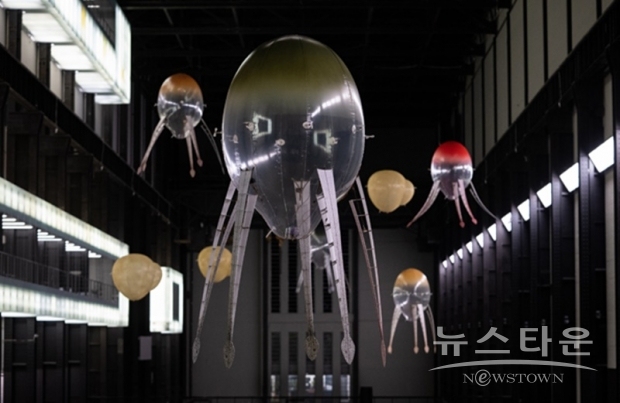 사진 : 현대 커미션: 아니카 이: In Love With The World 전시 전경 / 출처: Installation view of Hyundai Commission: Anicka Yi: In Love With The World at Tate Modern, October 2021. Photo ⓒ Tate (Will Burrard-Lucas)