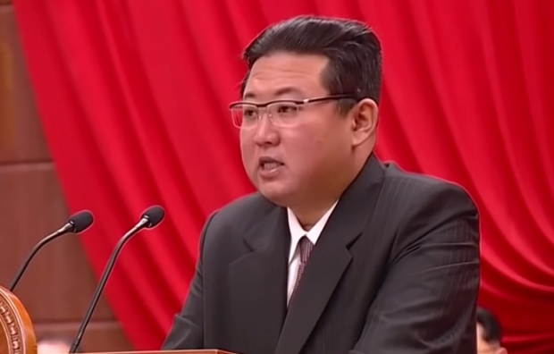 북한 김정은이 11일 국방발전전람회에서 연설하고 있다.