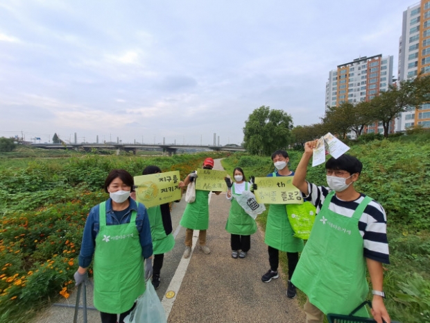 전주 천변일대를 돌아다니면 플로깅을 하는 아름다운가게 활동가들.