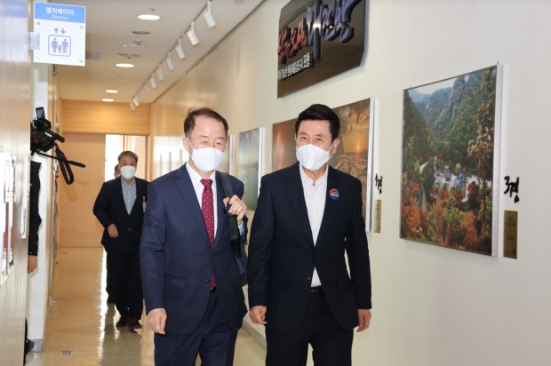 (왼쪽부터) 김사열 국가균형발전위원장, 이강덕 포항시장