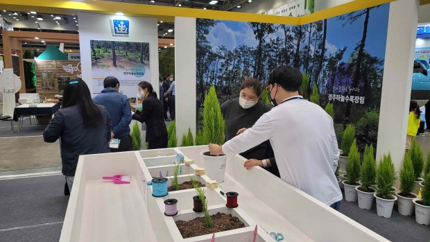 경주시가 지난 14일~16일 대구 엑스코 ‘2021년 경상북도 산림박람회’에서 산림홍보 활동을 실시하고 있다