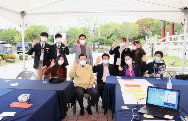 지난 21일 신라대종 광장에서 열린 제4회 경주시민 원탁회의에서 주낙영 경주시장이 시민들과 기념촬영을 하고 있다