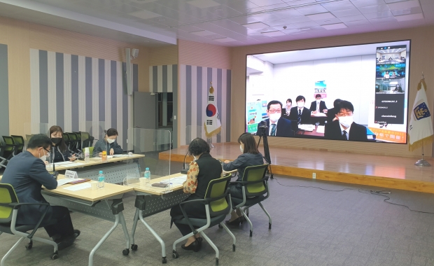 경주시는 지난 21일 시청 대회의실에서 중국 원저우시와 지난시, 일본 오이타현 등 2022 동아시아문화도시 도시 실무자들과 함께 온라인 회의를 열고 있다