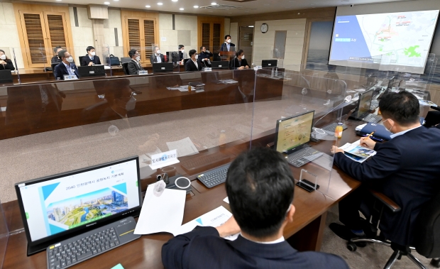 박남춘 인천광역시장이 1일 시청 영상회의실에서 열린 '2040 인천공원녹지기본계획 보고회'에서 서울시립대학교 한봉호 교수의 계획안을 검토하고 있다.