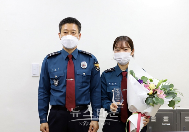 노승일 충남경찰청장이 지난 11월 2일 천안서북서 불당지구대를 방문하여 ‘자랑스러운 충남경찰’로 선정된 한은지 순경에게 기념패를 수여하고 격려했다.