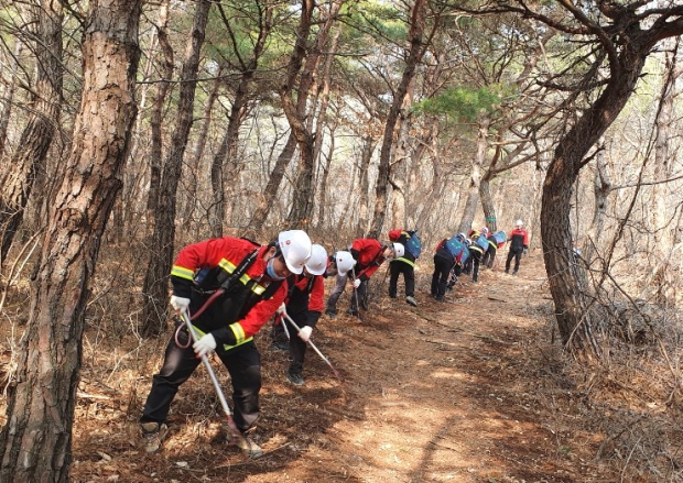 경주시가 산불전문예방진화대를 대상으로 산불진화 훈련을 실시하고 있다