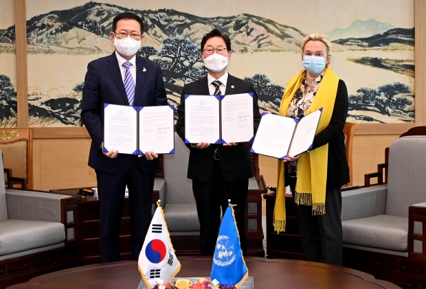 박남춘 인천광역시장이 3일 송도 G타워에서 박범계 법무부장관, 아나 주빈브렛 UNCITRAL 사무국장과 UNCITRAL 행정·재정 약정 갱신 양해각서를 들고 기념촬영을 하고 있다.