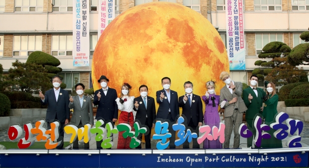 홍인성 인천 중구청장과 박남춘 인천시장이 기념촬영을 하고 있다.