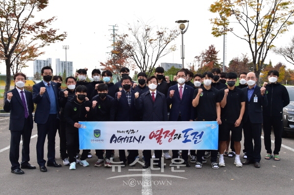 지난 5일 조규일 진주시장이 최종전에 오르는 진주시민축구단을 배웅하고 있다.