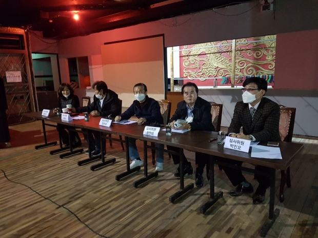 심사위원석 모습 (왼쪽 첫번째 채연하 지회장)