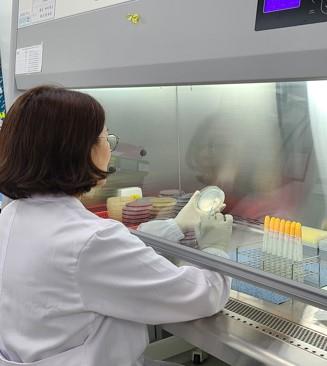 경기도보건환경연구원 보건연구사가 식중독 검사하는 사진