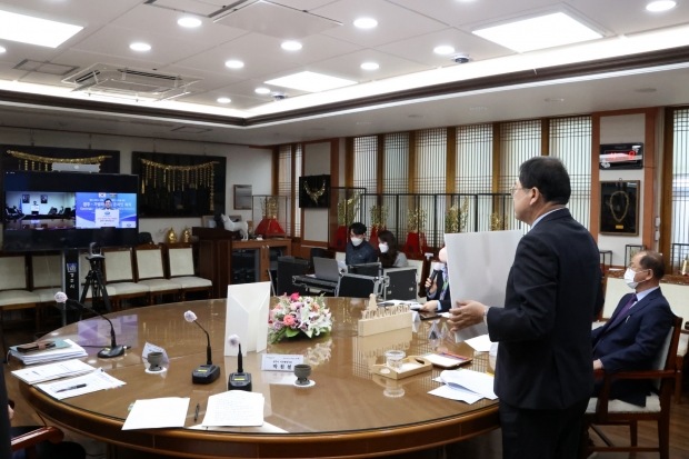 아제르바이잔 가발라시 사부히 압둘라예브 시장(사진 좌측)이 16일 주낙영 시장과 가진 화상회의에서 ‘2025년 APEC 정상회의 경주 유치’가 적힌 손 푯말을 들고 있다.