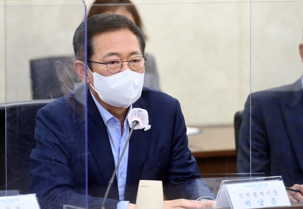 박남춘 인천광역시장이 19일 시청 영상회의실에서 열린 '자원순환센터 입지선정위원회 위촉식'에서 인사말을 하고 있다.