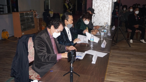 남동구민가요제에서 심사위원들이 심사에 열중하고 있다.