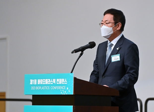 박남춘 인천광역시장이 23일 송도컨벤시아에서 열린 '제1회 바이오플라스틱 컨퍼런스'에서 축사를 하고 있다.
