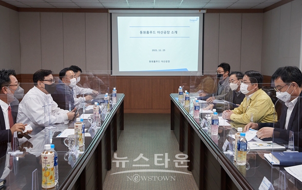 오세현 아산시장이 지역경제에 큰 비중을 차지하는 중견기업을 격려하고 생산 현장을 둘러보기 위해 11월 25일 영인면에 있는 ㈜동원홈푸드를 방문했다.