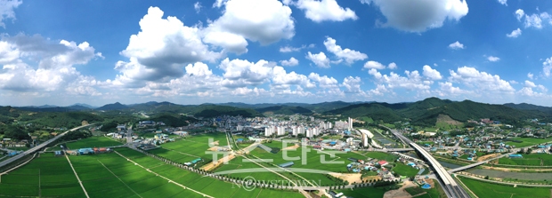 ‘2021 청양군 관광 사진 전국공모전’ 대상을 차지한 심기상씨의  ‘청양시내 전경’
