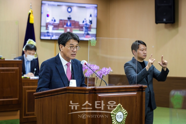 김돈곤 청양군수가 11월 30일 오전 2022년도 예산안을 심의할 청양군의회 본회의에 출석해 군민 행복 중심의 내년도 군정 운영 방향을 제시했다. 김 군수는 취약계층 지원과 지역 일자리 창출 등 군민 생활 안정에 중점을 두고 시급한 현안과 계속사업 마무리를 중심으로 예산을 배분했다고 밝혔다.
