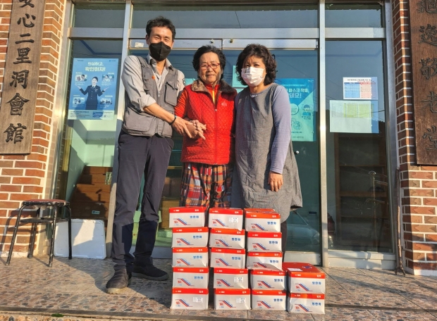 경주시귀농인협의회가 회원들의 재능기부로 만들어진 물품을 마을 경로당 어르신들에게 전달하고 기념촬영을 하고 있다