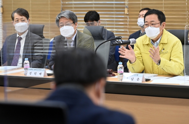 박남춘 인천광역시장이 3일 시청 공감회의실에서 열린 '2021년 인천광역시 노사민정 본협의회'에서 인사말을 하고 있다