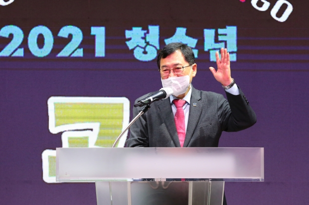 9일 청소년수련관 강당에서 열린 ‘고3 청소년 축제’에서 주낙영 경주시장이 인사말을 전하고 있다
