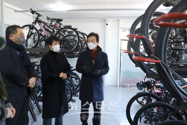 조규일 진주시장 칠암동 자전거무료대여소 현장 방문