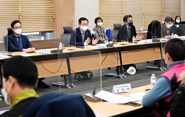 박남춘 인천광역시장이 지난 17일 시청 공감회의실에서 열린 '인천광역시-민주노총인천지역본부 노정(勞政) 정책 간담회'에서 인사말을 하고 있다.