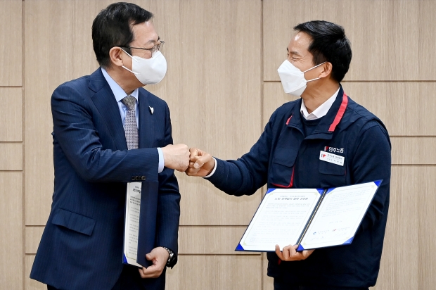 박남춘 인천광역시장이 지난 17일 시청 공감회의실에서 열린 '인천광역시-민주노총인천지역본부 노정(勞政) 정책 간담회'에서 이인화 본부장과 '노정 정책협의 협력 선언문'에 서명을 하고 있다.