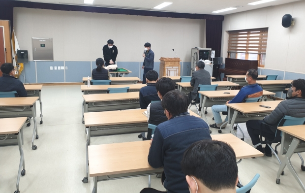 청소년수련시설 경주시 화랑마을이 전 직원을 대상으로 심폐소생술 및 응급처치 교육을 진행하고 있다
