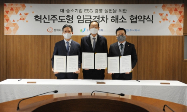 왼쪽부터 한화시스템 협력사 김용수 연합정밀 대표, 권기홍 동반성장위원회 위원장, 어성철 한화시스템 대표이사가 협약식에서 기념 촬영을 하고 있다.