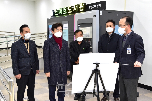 스마트도서관 조성 현장을 방문한 조규일 진주시장