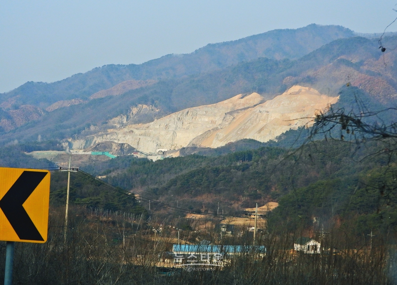 원주의 한 석산개발지의 장면