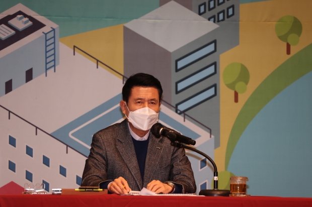 이강덕 포항시장이 회의를 주재하고 있다