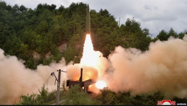 17일 발사한 탄도미사일을 지난 14일 발사한 것과 비슷, 사거리 400km 미만으로 보이며, Kn-23으로 알려진 북한판 이스칸데르로 추정되고 있다. 군에 따르면, 평양 순안비행장에서 무인도 ‘알섬’ 일대까지 사거리는 직선거리로 370∼400㎞ 정도이다. / 사진 : 유튜브 캡처