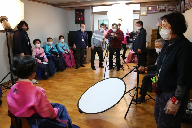 경주시와 대한노인회 경주시지회, 한국프로사진협회 경주시지부가 진행 중인 어르신 장수사진 지원사업 진행 모습
