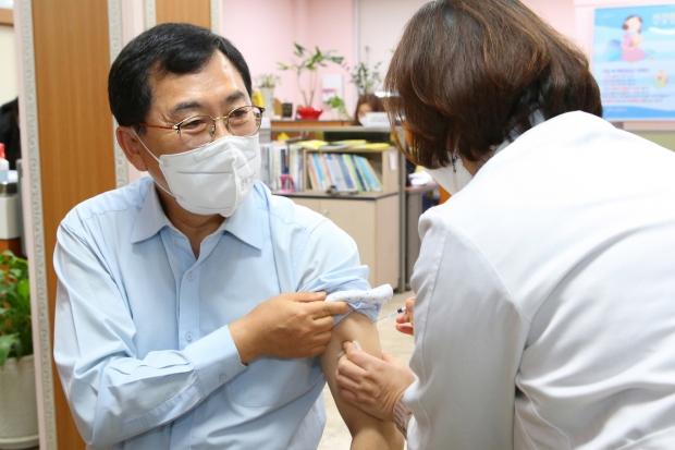 주낙영 경주시장이 지난달 13일 오전 보건소를 찾아 3차 백신 추가접종을 받고 있는 모습