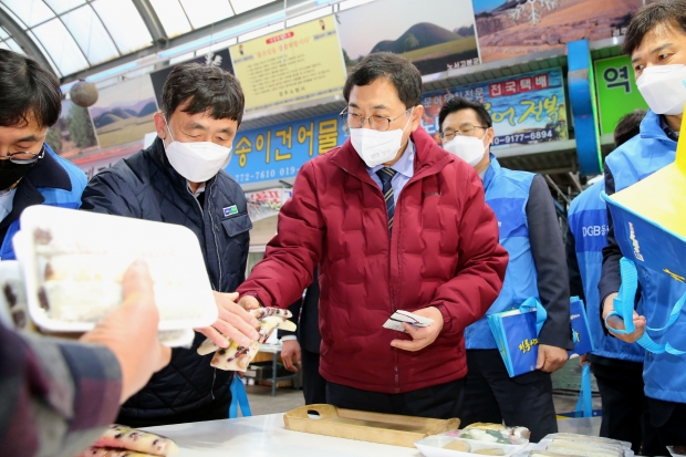 주낙영 경주시장이 26일 성동시장을 찾아 직접 설 장을 보며 코로나19 장기화로 어려움을 겪는 상인들을 응원하고 있다