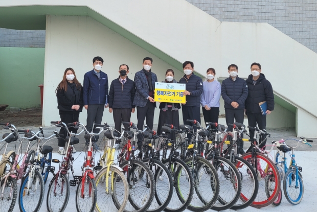 지난 26일 김호진 경주시 부시장과 전대욱 한수원 기획본부장 등이 함께 참여해 경주애가원과 아동센터 등 복지시설에 행복자전거를 공동기증하고 기념촬영하고 있다