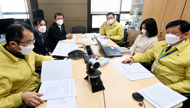 박남춘 인천광역시장이 3일 시청 코로나19 상황실에서 인천시의사회장, 인천의료원장 등 재택치료관리 의료기관 관계자들과 오미크론 확산 대비 화상회의를 갖고 있다.