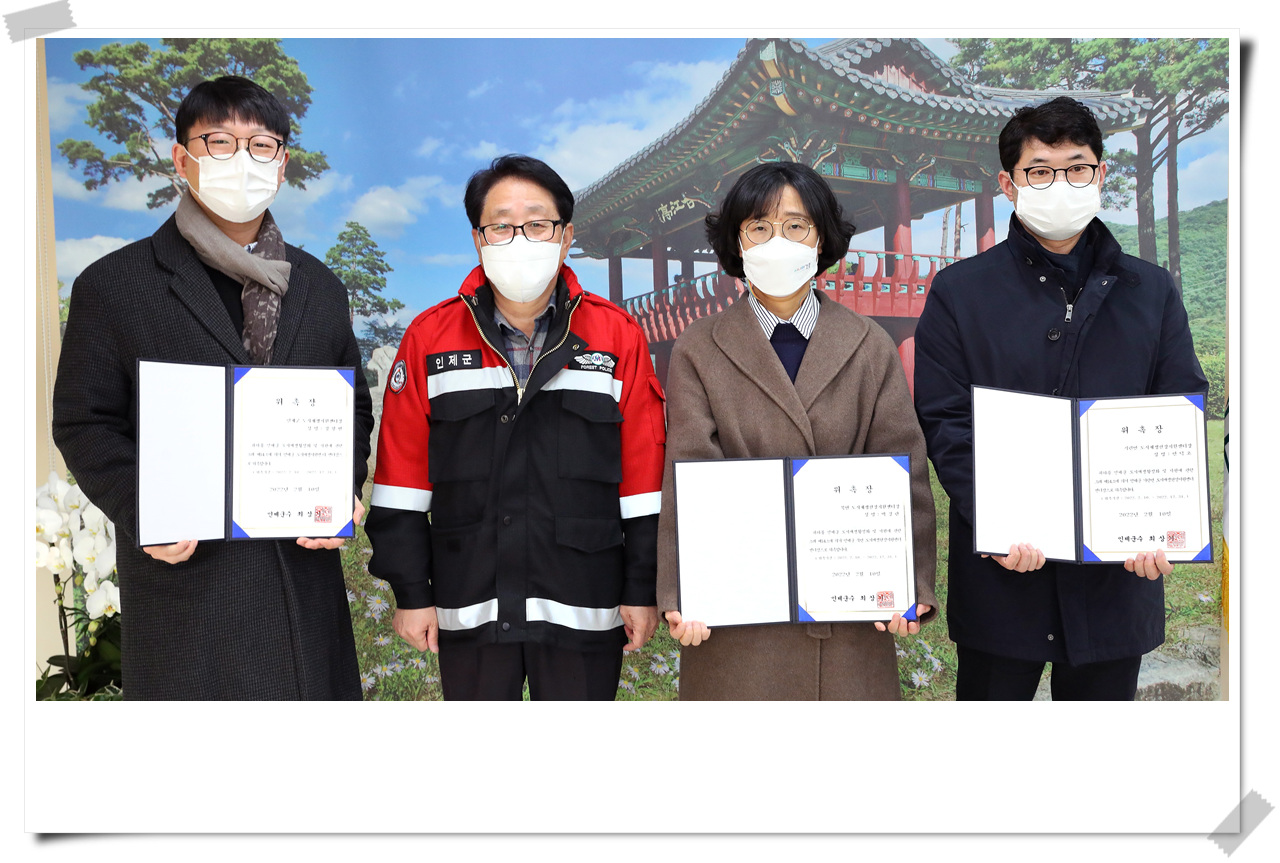 왼쪽부터 정형빈 인제군 기초 도시재생지원센터장, (최상기 인제군수), 박경난 북면 도시재생현장지원센터장, 안덕초 기린면 도시재생현장지원센터장